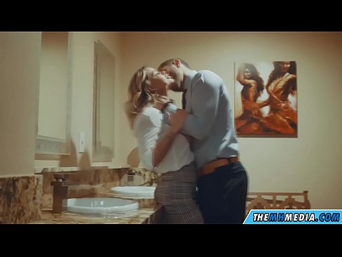 ❤️ Rehefa mamitaka anao ao amin'ny trano fidiovana ho an'ny besinimaro ny blonde be busty Vaovao aminay